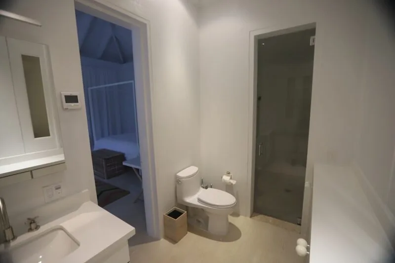 Baie modernă, cu toaletă, chiuvetă și cabină de duș