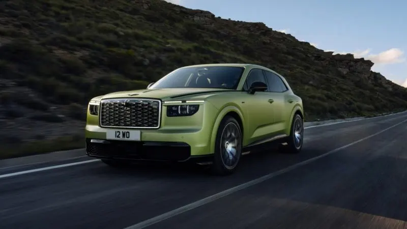 SUV-ul electric Bentley Torcal, vopsit în verde deschis, rulând pe un drum de munte asfaltat, văzut din față
