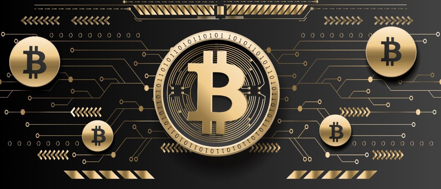 Monedă aurie decorativă cu simbolul Bitcoin, pe fundal întunecat