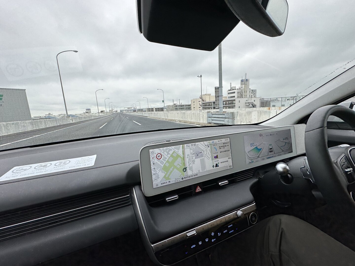 Interiorul unui Hyundai electric, cu ecranul central și un ceas de bord digital în fața șoferului