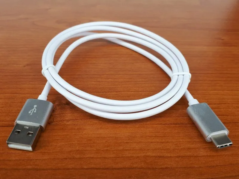 Cablu USB-C alb, încolăcit, pe un fundal deschis