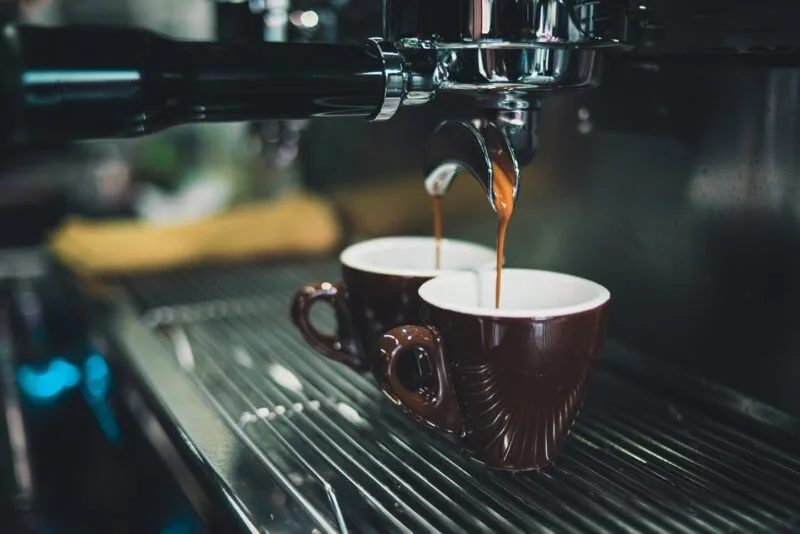 Cești de espresso, în discuția despre cafea și densitatea osoasă