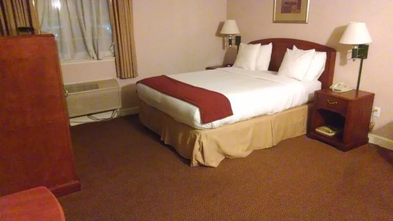 Cameră de hotel cu pat matrimonial, locul unde un detector de camere ascunse este cel mai util