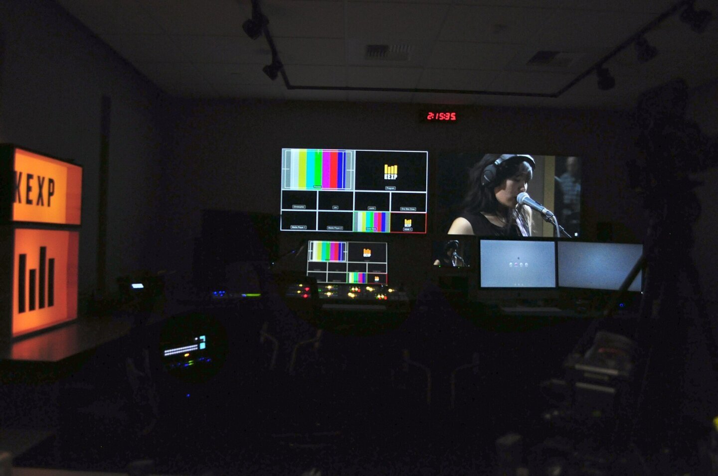 Post de montaj video cu monitoare și consolă într-un studio, tipul de material pe care Google Vids îl produce automat