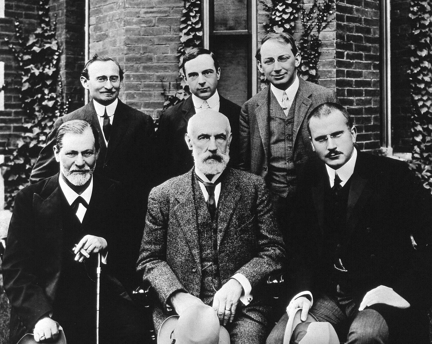 Carl Gustav Jung alături de Freud și Stanley Hall în 1909, autorul distincției introvertit sau extravertit