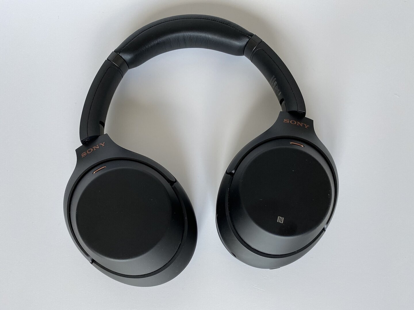 Căști Sony din seria WH-1000X pliate pentru transport, formatul păstrat și de Sony WH-1000XM4C