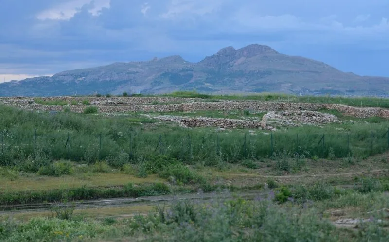 Vedere de ansamblu asupra sitului arheologic neolitic Çayönü Tepesi din sud-estul Turciei