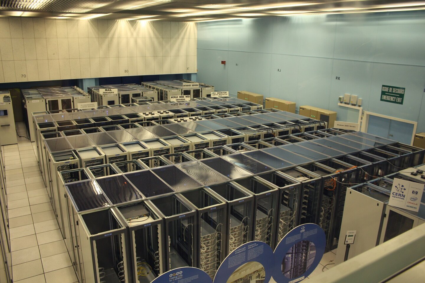 Rack-uri de servere într-un centru de date, infrastructura pe care rulează modele precum GPT-6 Astra