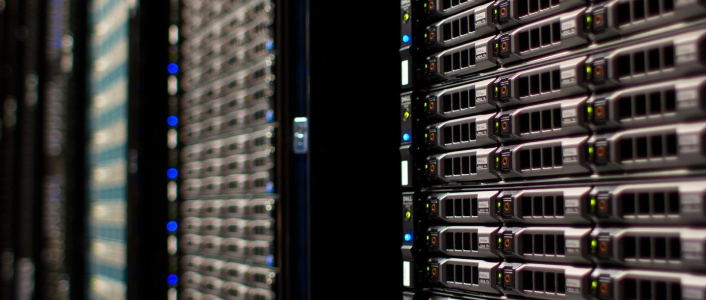 Coridor între rack-uri de servere într-un centru de date