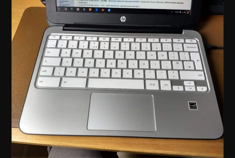Laptop Chromebook HP deschis, cu tastatura și trackpadul la vedere
