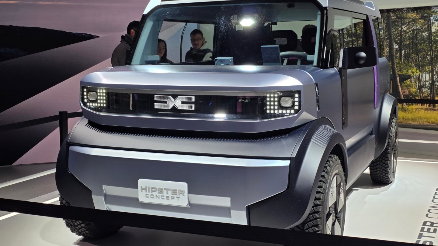 Dacia Hipster concept expus la un salon auto, văzut din lateral