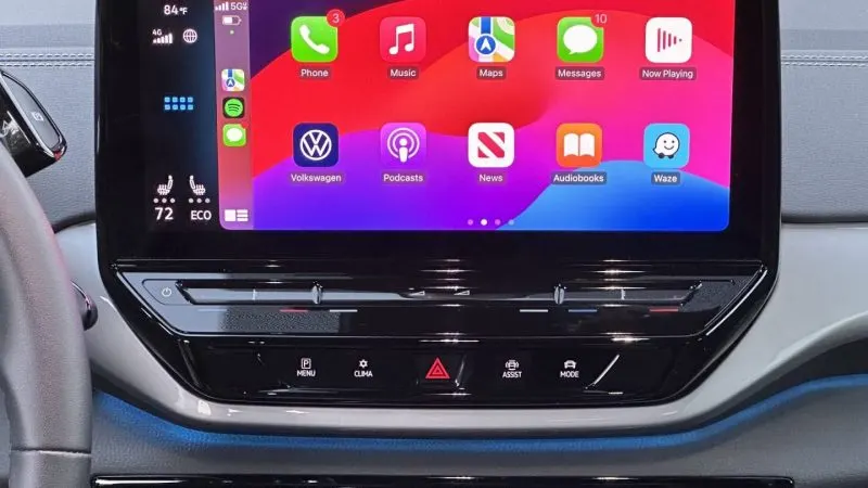 Ecranul central al unei mașini electrice care afișează interfața Apple CarPlay cu pictogramele aplicațiilor