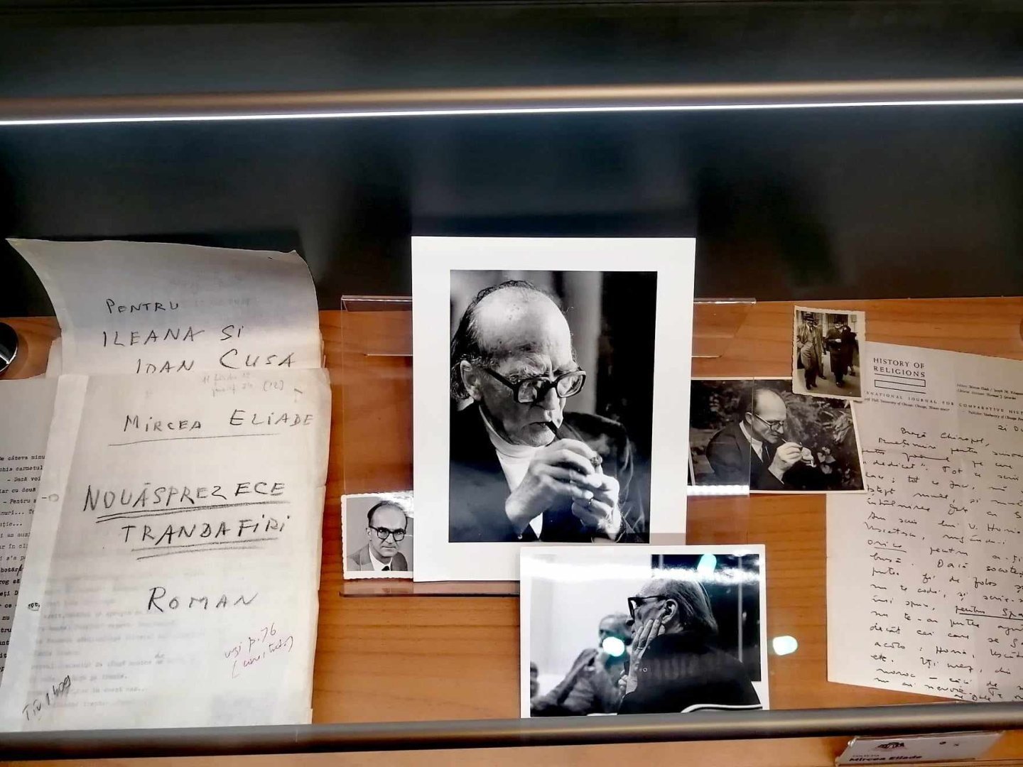 Panouri și obiecte dintr-o expoziție dedicată istoricului religiilor Mircea Eliade