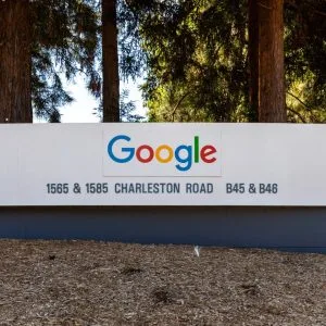 Google Discover Panou cu sigla Google în fața unei clădiri a companiei din Mountain View