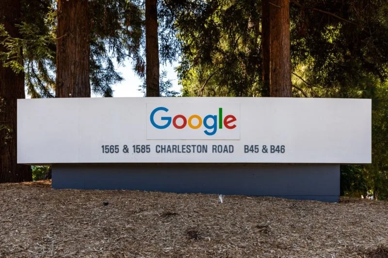 Panou cu sigla Google în fața unei clădiri a companiei din Mountain View