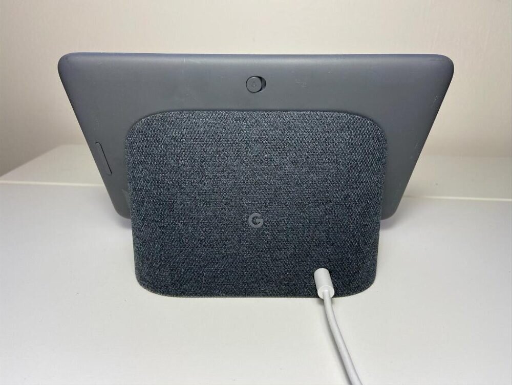 Google Nest Hub gri văzut din spate, cu difuzorul îmbrăcat în textil