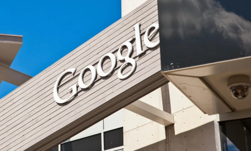Sigla Google montată pe o clădire din campusul companiei