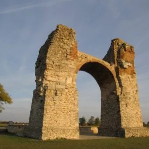 uzurpatorul Regalianus Ruinele arcului roman Heidentor, ridicat pe un câmp deschis la Carnuntum