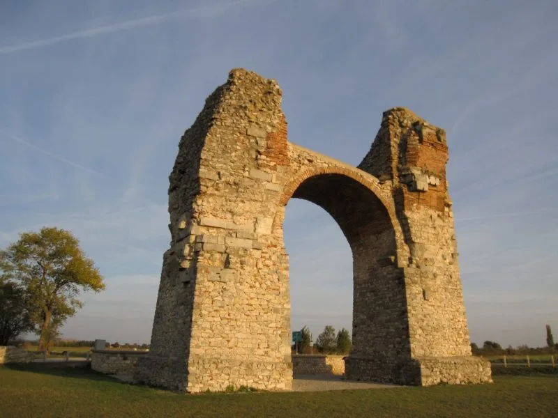 Ruinele arcului roman Heidentor, ridicat pe un câmp deschis la Carnuntum