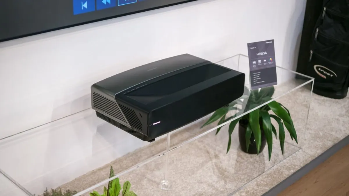 Proiector Laser TV Hisense așezat sub un ecran mare, pe standul de la IFA Berlin