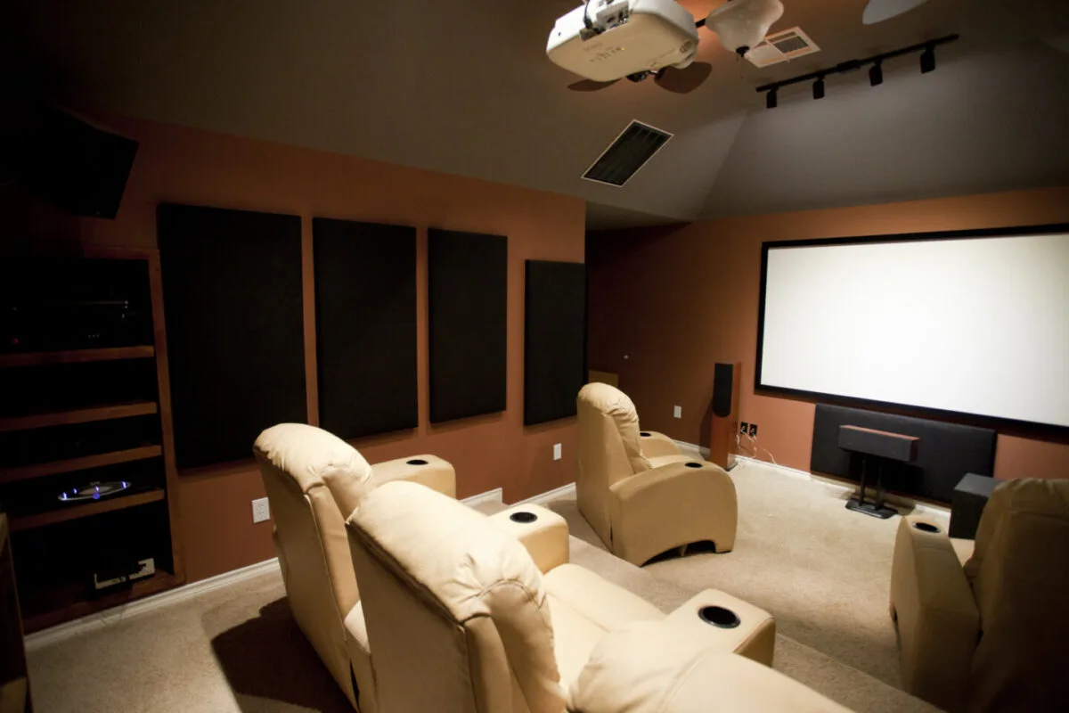 Cameră de home cinema cu tavan plat, condiția esențială pentru un soundbar Dolby Atmos cu drivere orientate în sus