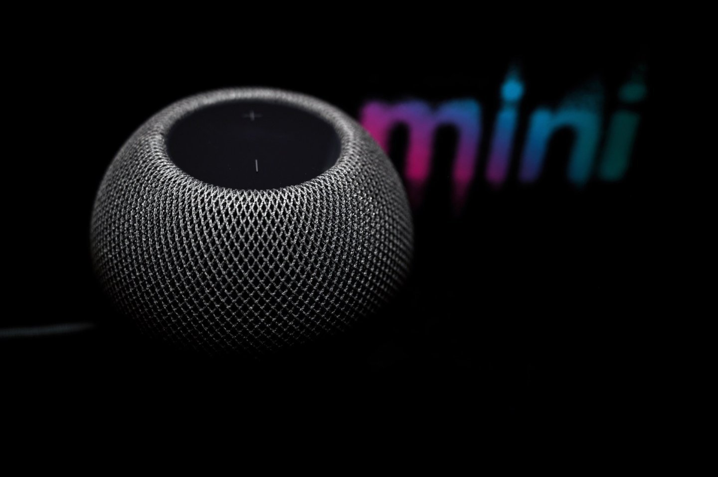 Două boxe Apple HomePod mini așezate pe o suprafață
