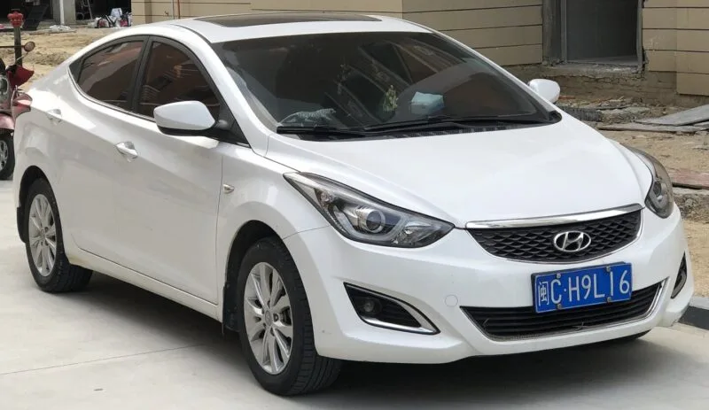 Hyundai Elantra fotografiat din trei sferturi față, pe stradă