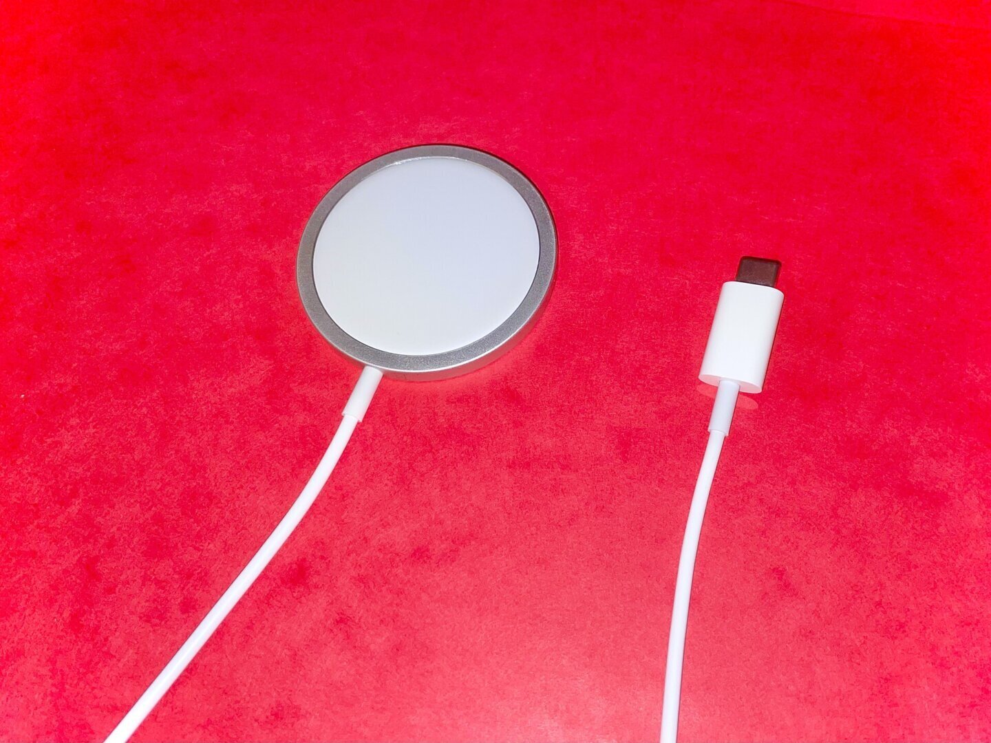 Încărcător magnetic și cablu USB-C, accesorii din aceeași categorie cu noile baterii externe semi-solide