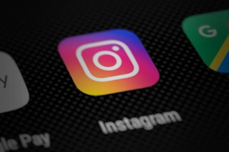 Aplicația Instagram pe telefon, platformă unde profilurile generate de AI primesc o etichetă nouă