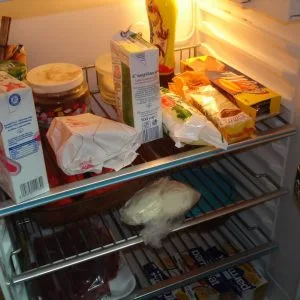frigider de Black Friday Rafturi din sticlă și sertare de plastic în interiorul unui frigider casnic