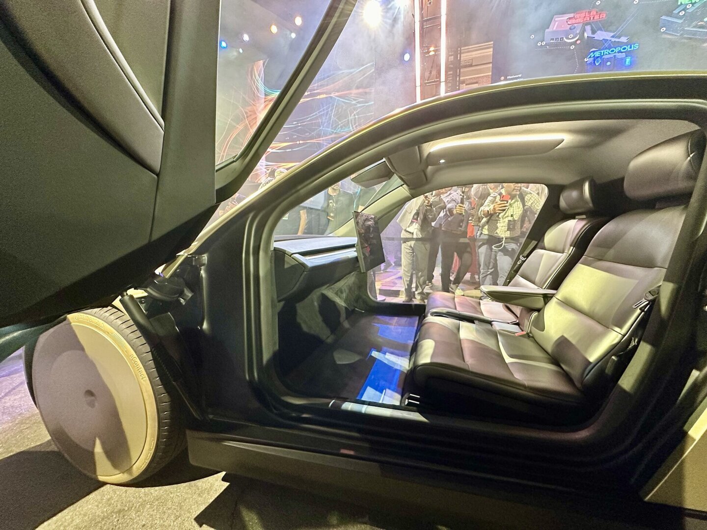 Tesla Cybercab Interiorul unui Tesla Cybercab, cu două scaune și ecran central mare, fără volan
