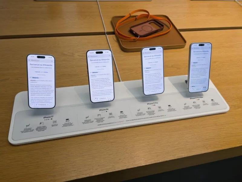 Patru modele din gama iPhone 17 așezate unul lângă altul