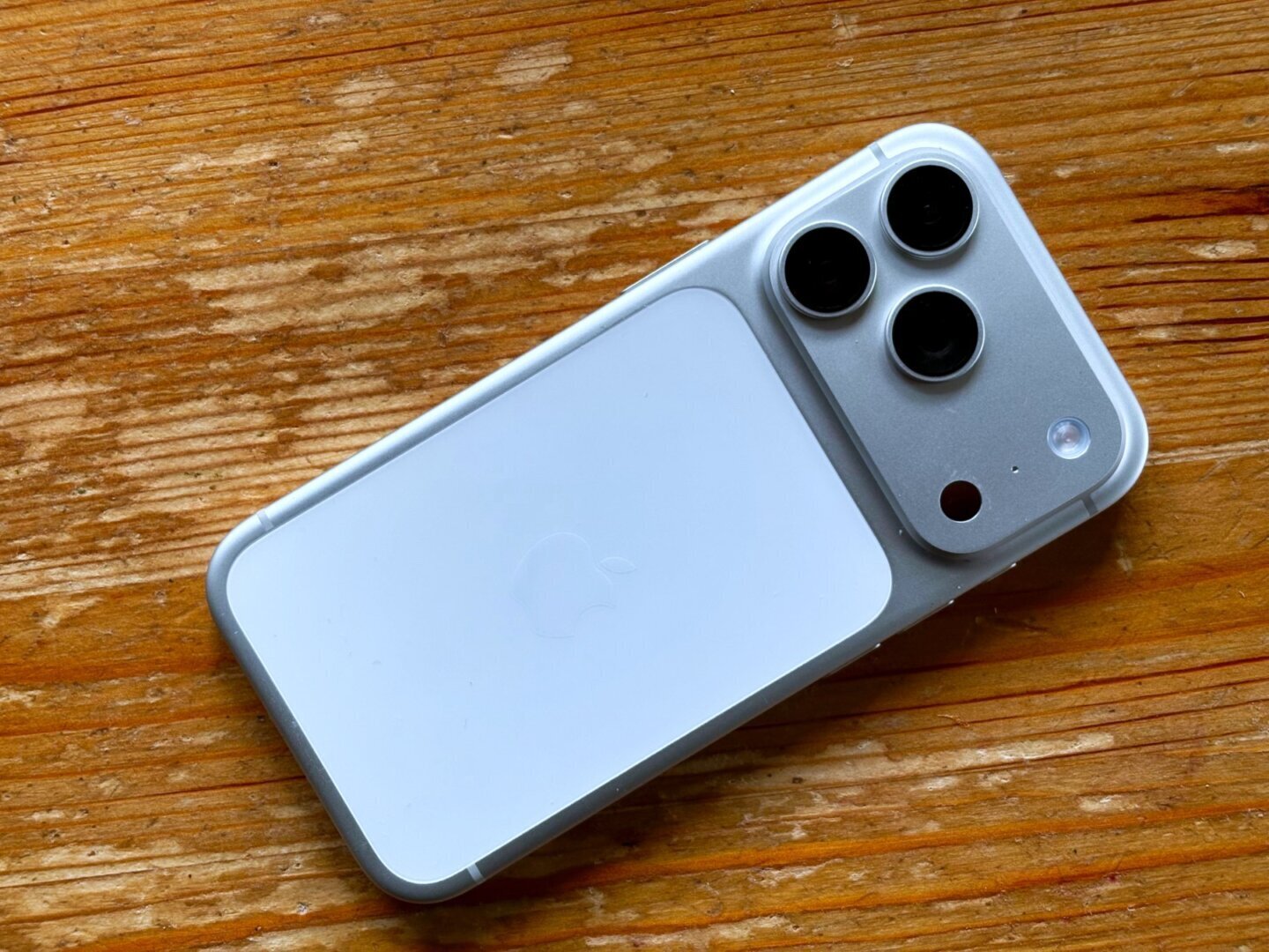 partajarea locației Partajarea locației pe iPhone se configurează din aplicația Find My, numită Găsire în română