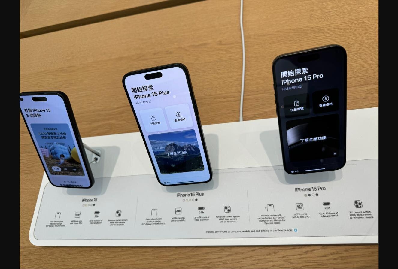 iPhone-uri expuse într-un Apple Store înaintea lansării modelului iPhone Duo