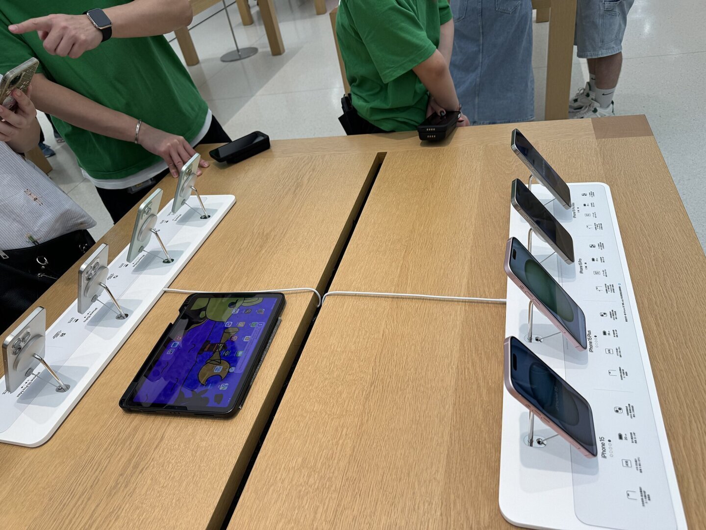 Raft cu iPhone-uri și etichete de preț, ilustrație pentru scumpirea iPhone-urilor