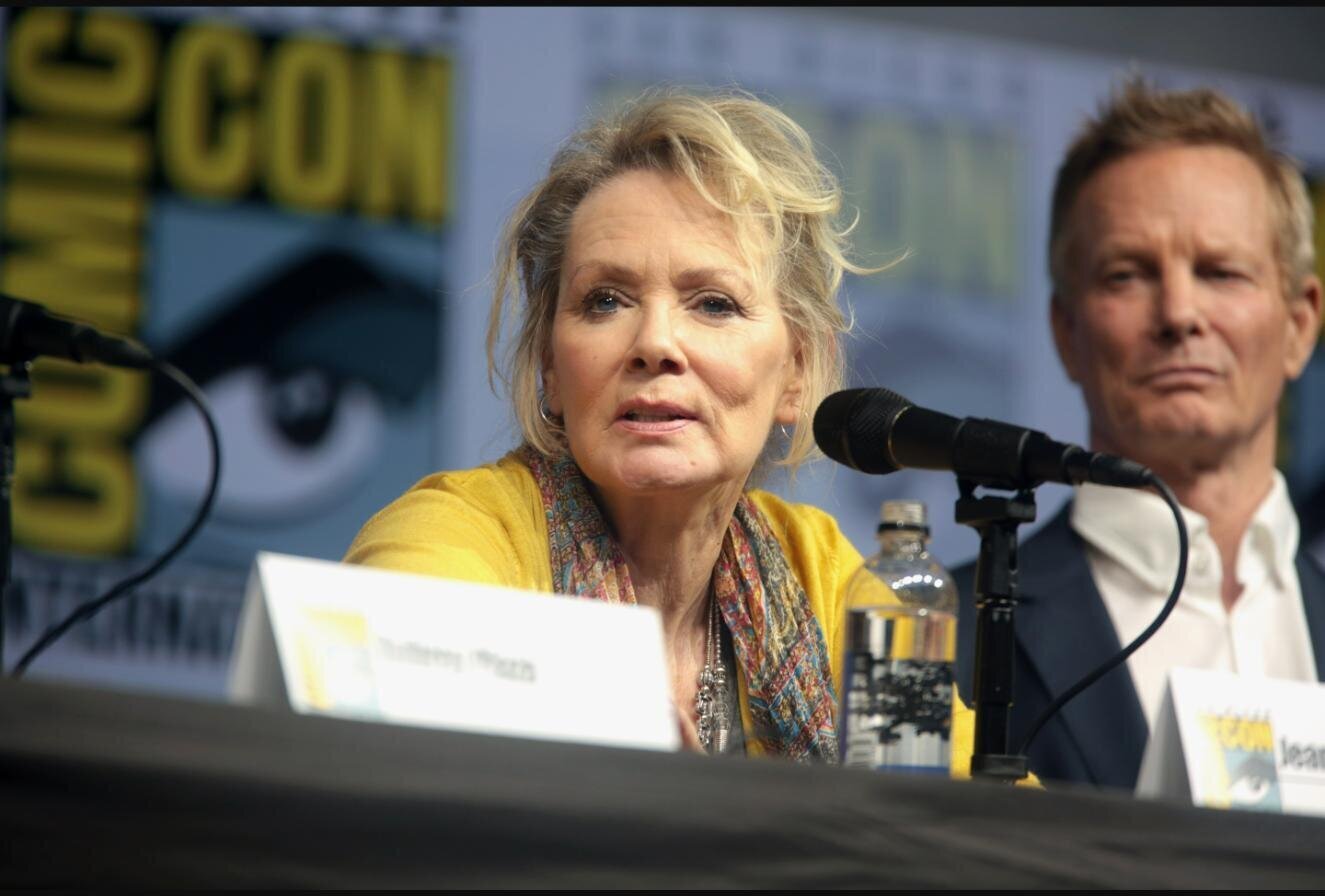 Actrița Jean Smart vorbind la microfon în cadrul unui panel Comic-Con