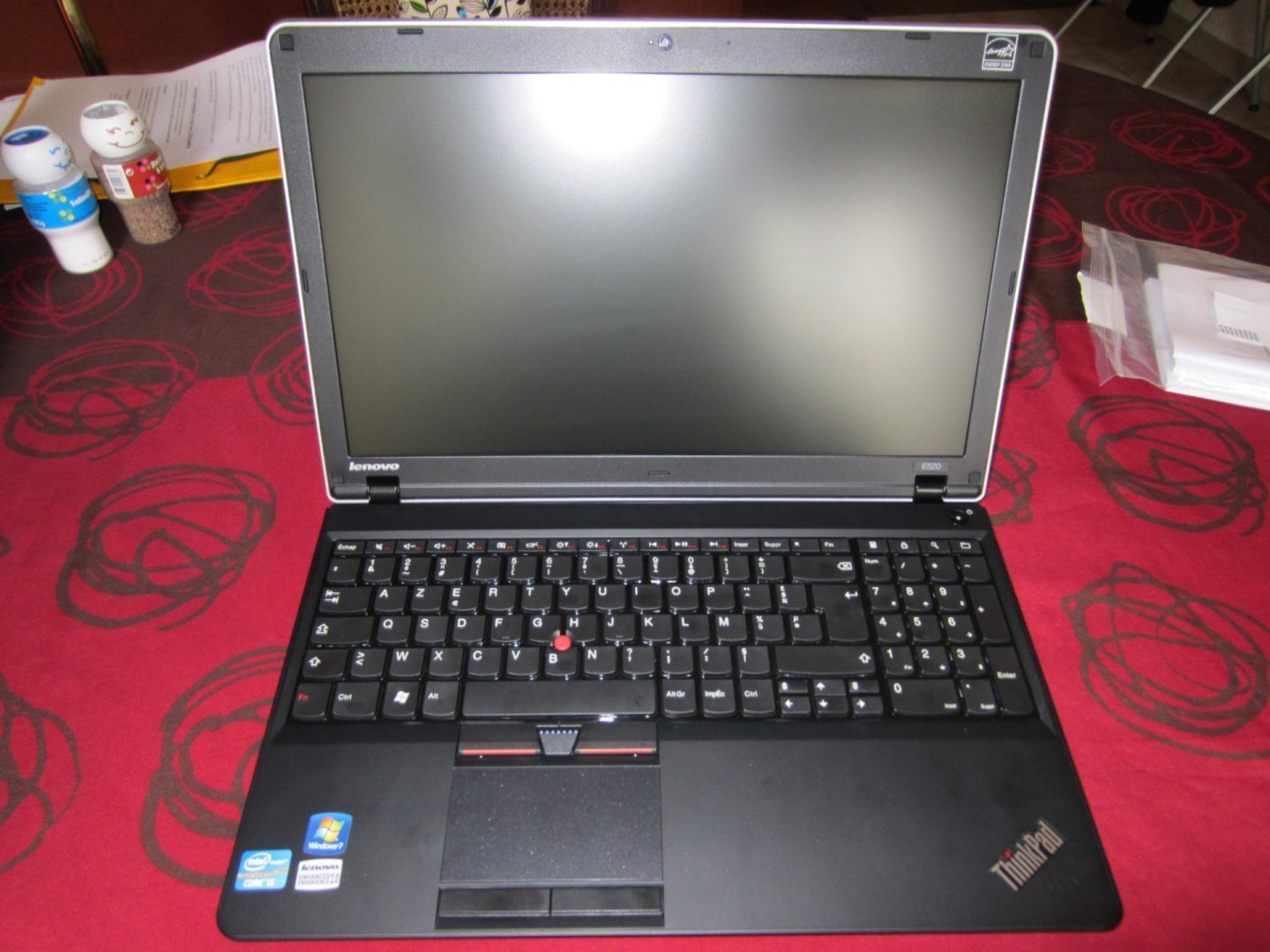 Un laptop Lenovo ThinkPad deschis, văzut de sus