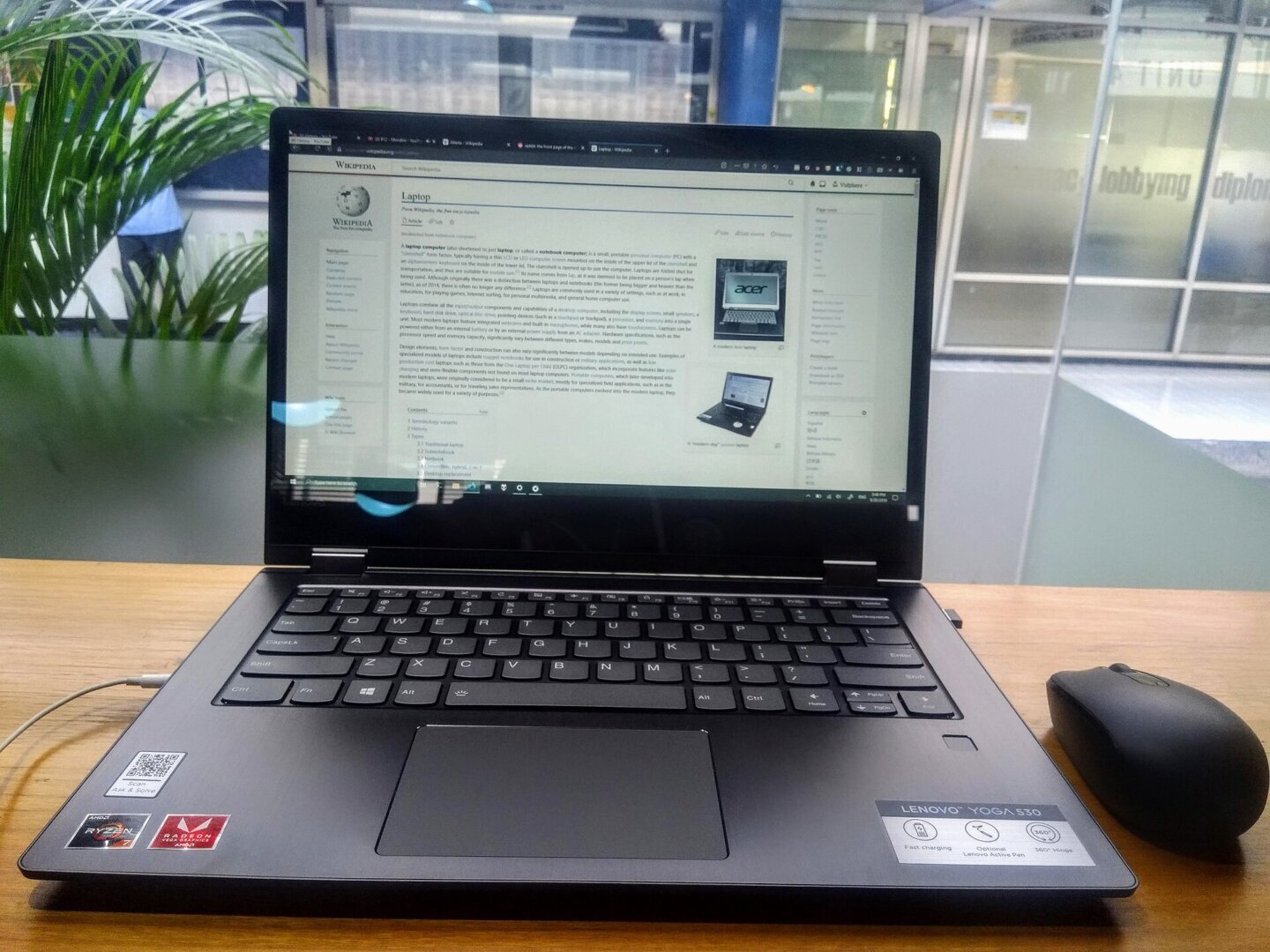 Laptop Lenovo Yoga deschis, imagine ilustrativă pentru noile modele cu RTX Spark