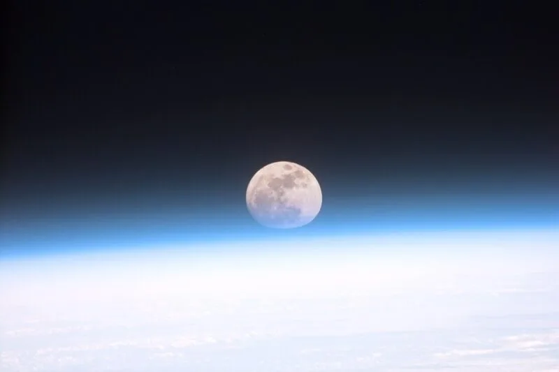 Luna plină fotografiată prin atmosfera Pământului
