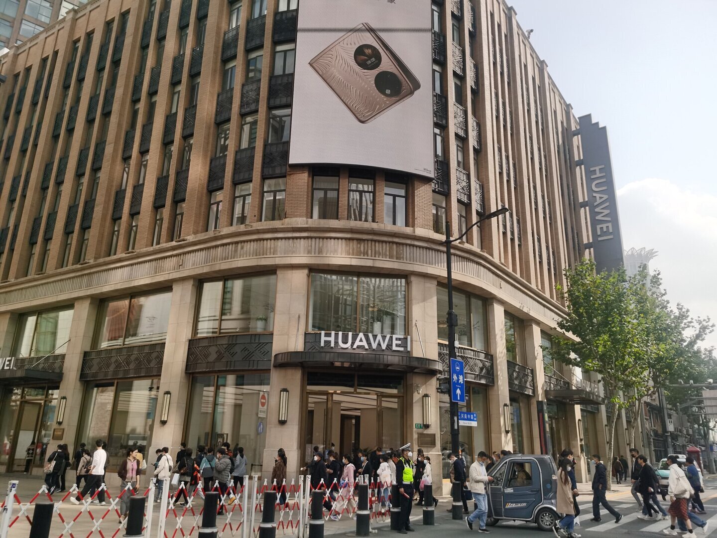 Magazin Huawei din China, principala piață pentru pliabile precum Huawei Mate XT2