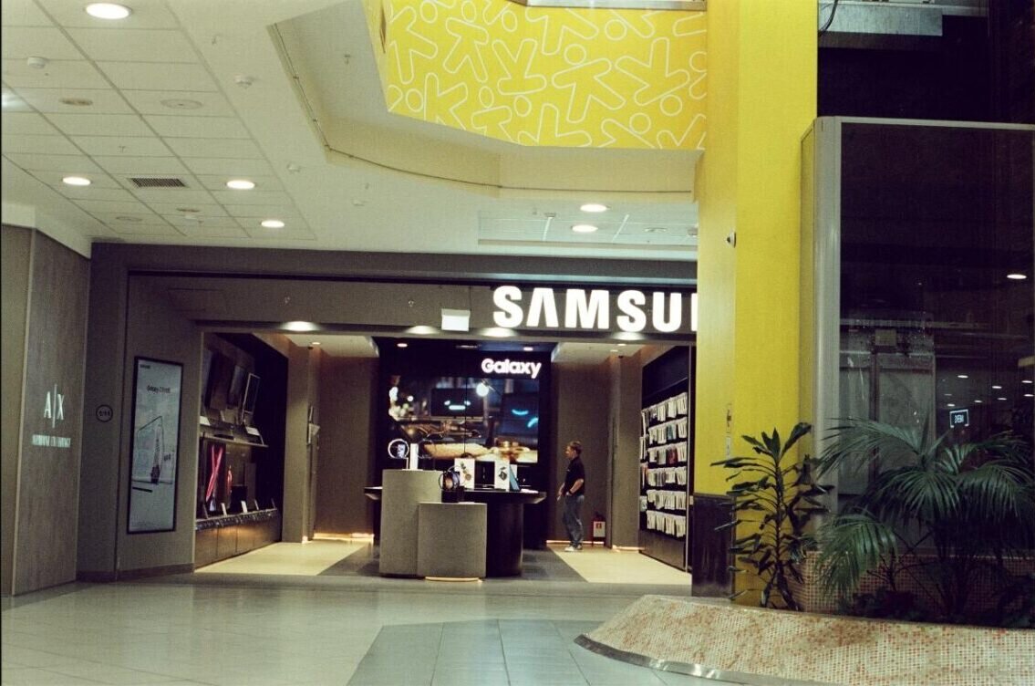 Magazin Samsung Galaxy dintr-un centru comercial, unde va ajunge și Galaxy A18