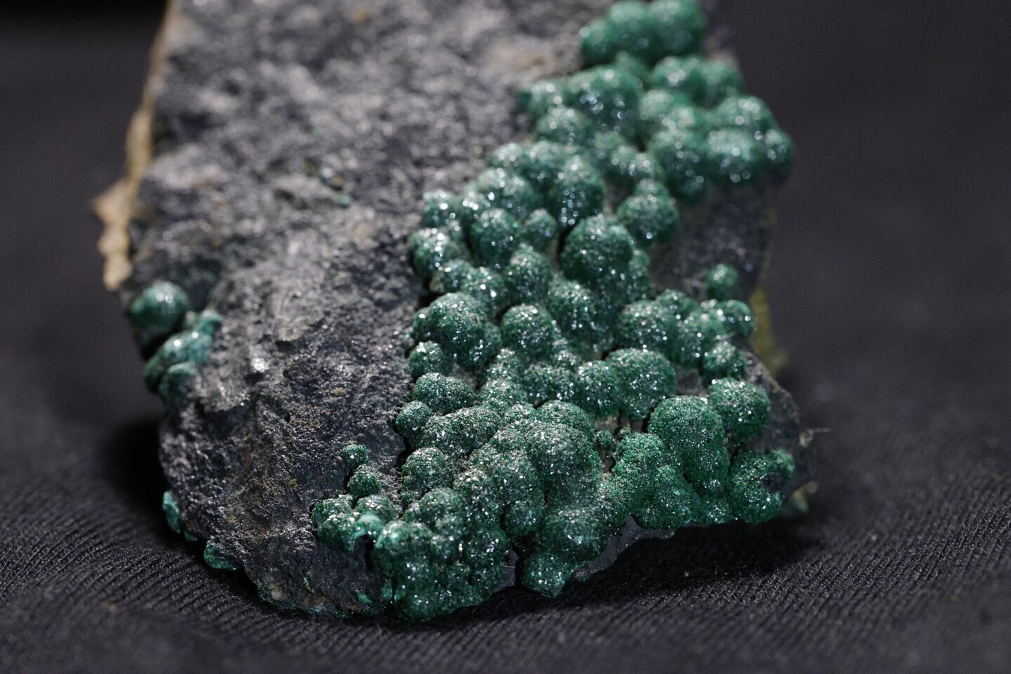 Cristale verzi de malachit, mineralul prelucrat în atelierul neolitic de la Çayönü, un atelier neolitic de cupru