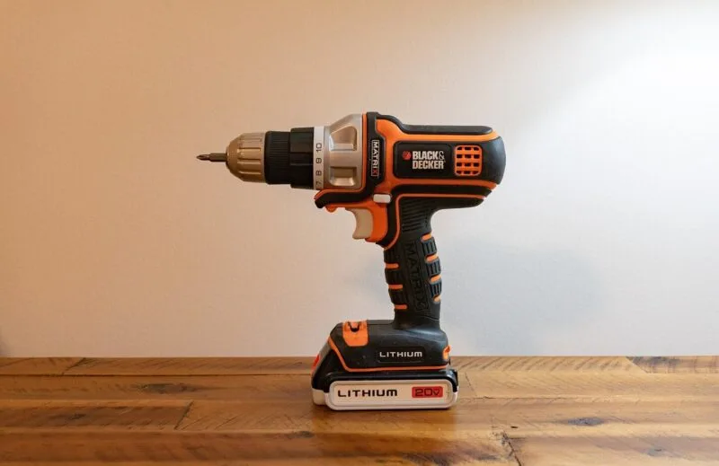 Mașină de găurit cu acumulator pe care este inscripționat 20V