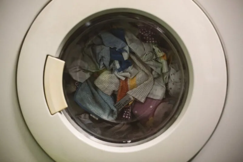 Sertarul de detergent și de balsam al unei mașini de spălat rufe