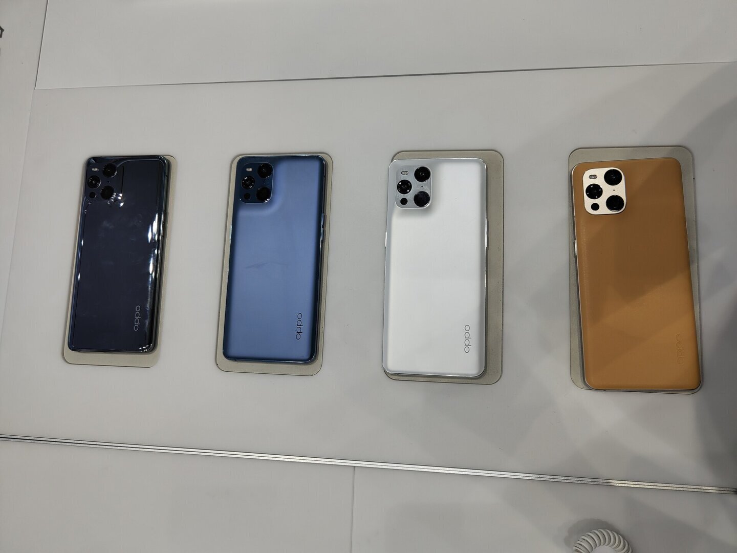 Spatele unui telefon Oppo din seria Find, cu modulul de camere care anunță generația Oppo Find X10