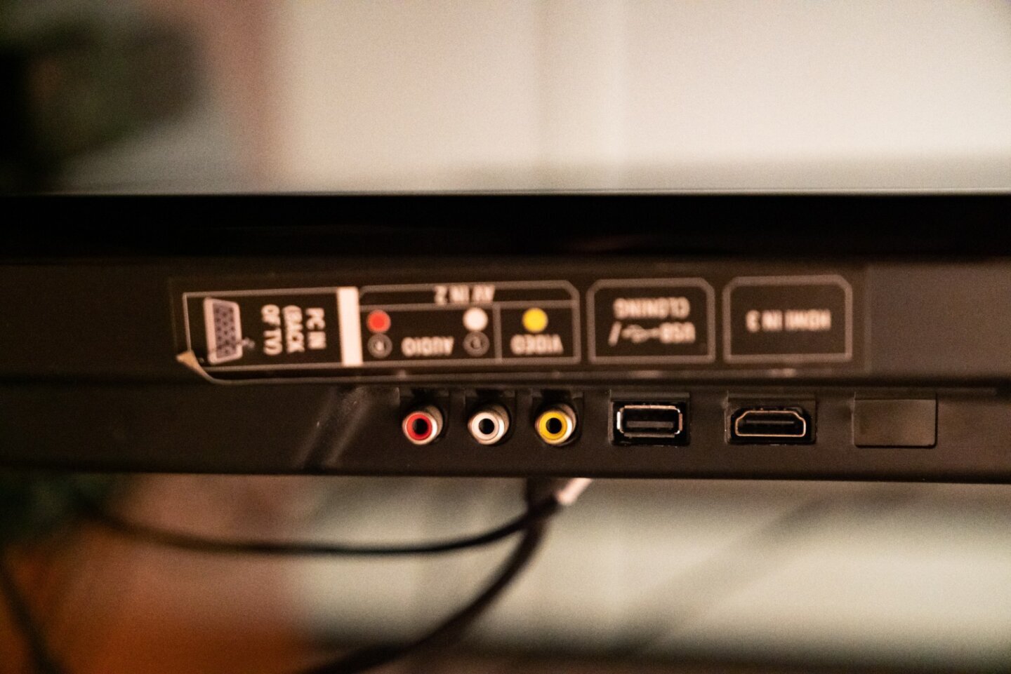 Panoul din spate al unui receiver TV, cu mufe HDMI, USB și RCA