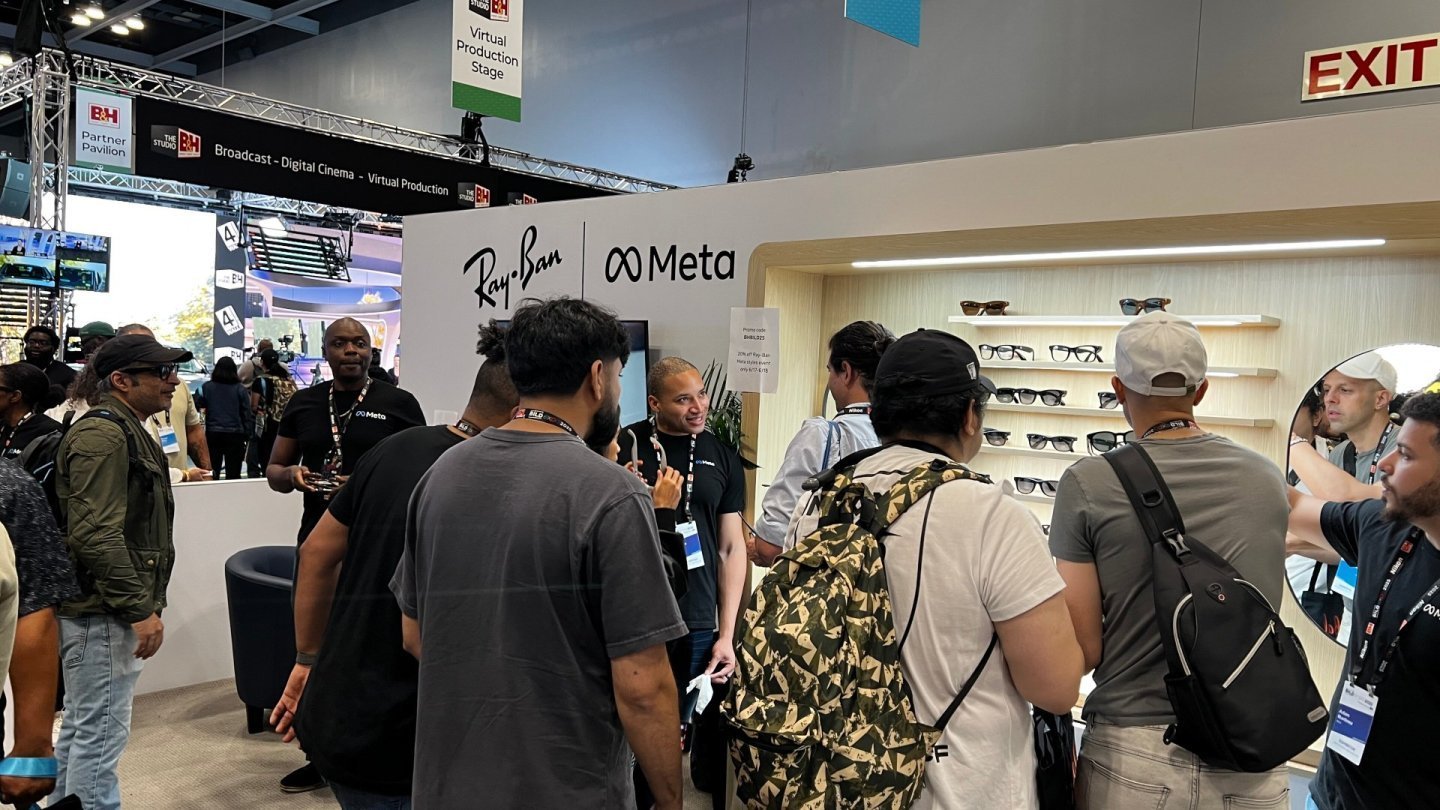 Ochelari inteligenți Ray-Ban Meta expuși la un eveniment