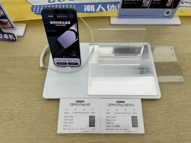 Telefoane Oppo din seria Find X8 expuse pe un stand de magazin