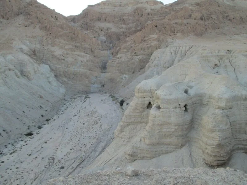 Peșterile din stâncile de la Qumran, în deșertul Iudeei