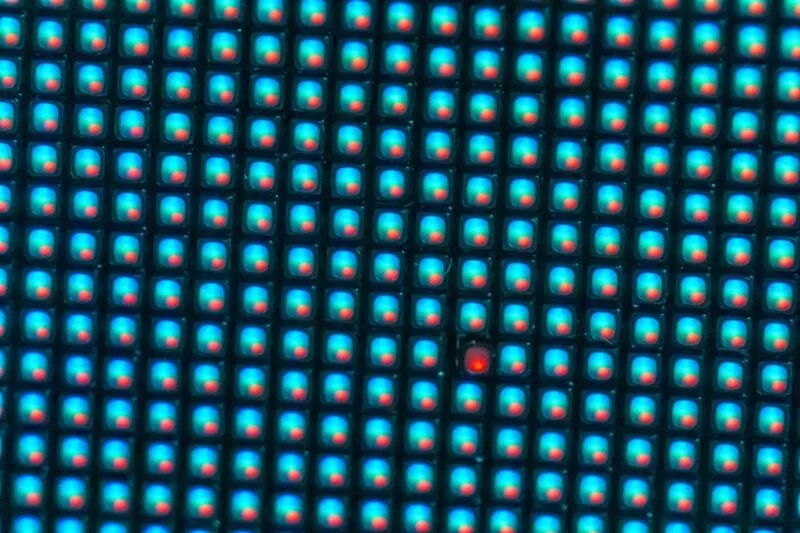Puncte negre vizibile pe un panou video LED de mari dimensiuni